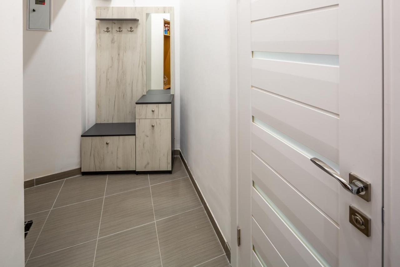 Bv Apartments Black And White Lviv Exterior foto