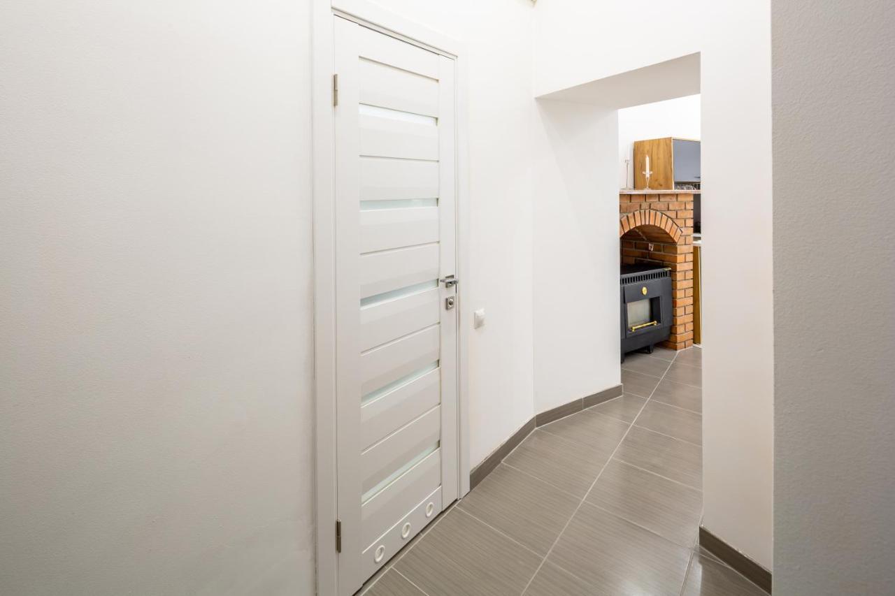 Bv Apartments Black And White Lviv Exterior foto